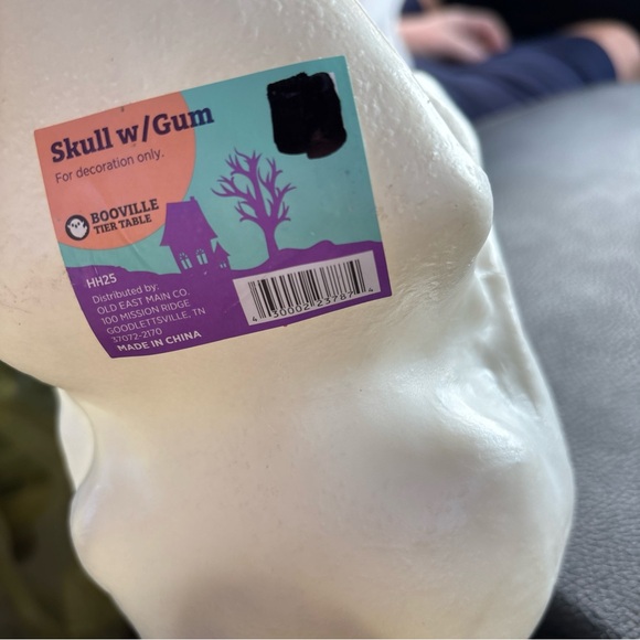 Viral TikTok Cream Skull with Pink Bubblegum Decor - Picture 5 of 5